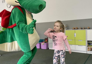 krokodyl Tirek bawi się z dziećmi